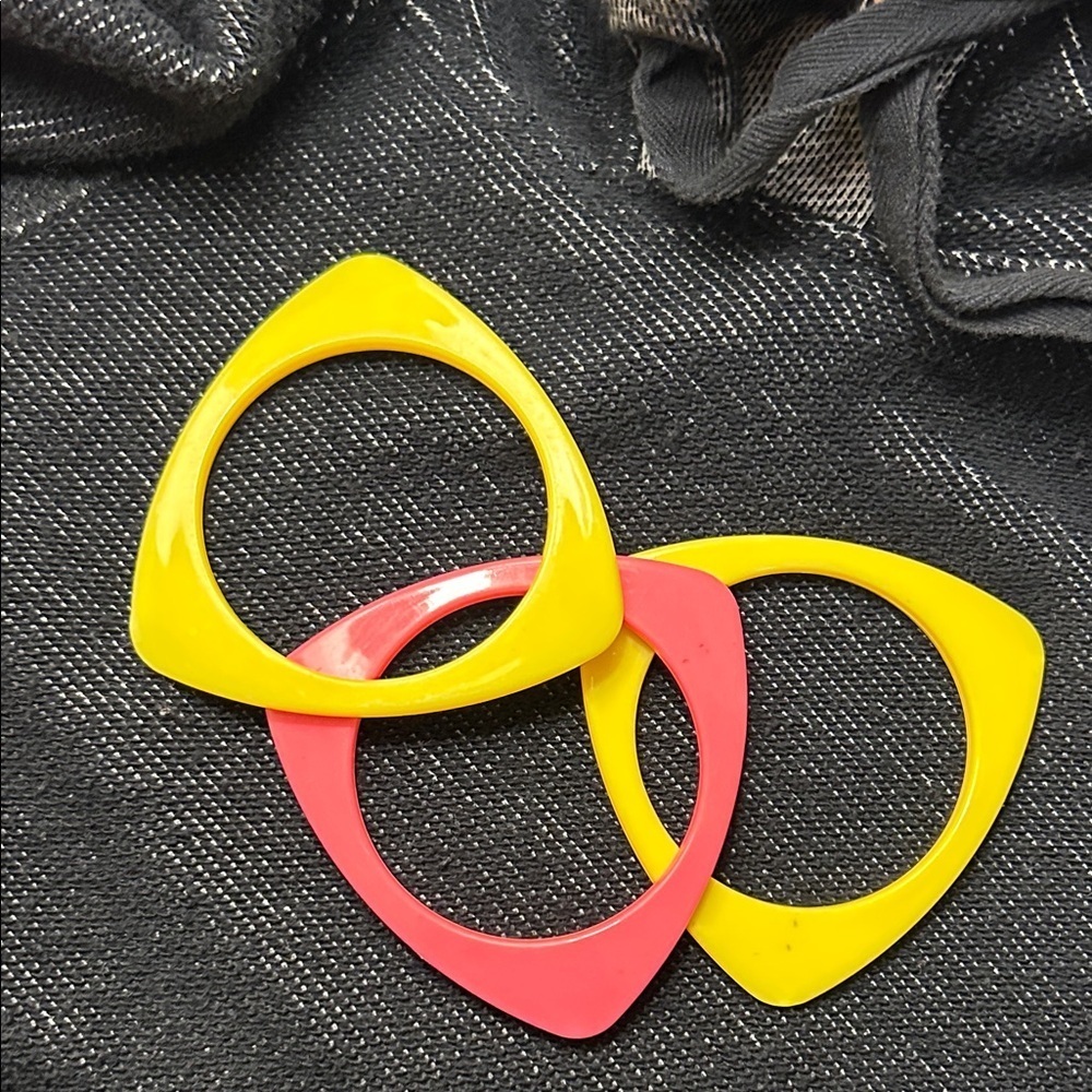 Three Vintage Retro Early Plastic Celluloid Triangle Shape Bangles Yellow Pink - Picture 2 of 5